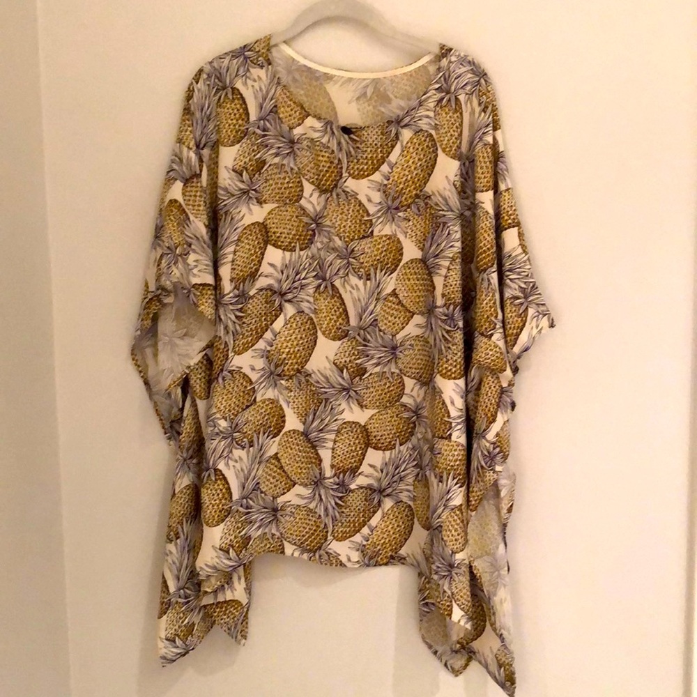 RECREO OF SAN MIGUEL. Silk pineapple motif poncho.